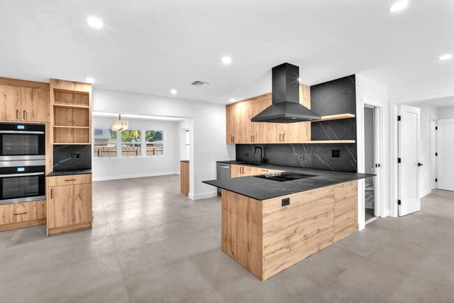 Building Photo - 4640 SW 25th Terrace