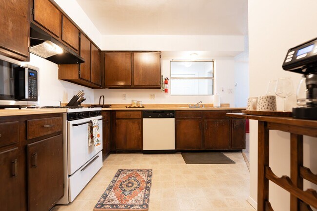 Building Photo - Executive Rental **Stylish & Fully Furnished 2-Bedroom in the Heart of Farmington – Flexible Leas...