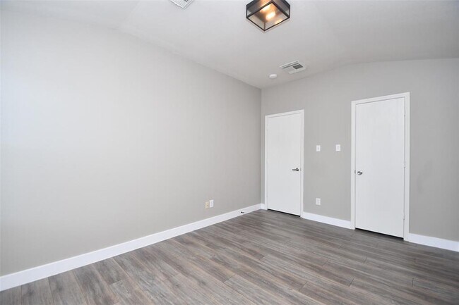 Building Photo - 24406 Lakecrest Village Dr