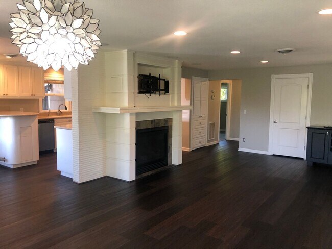 Building Photo - Darling 3 bedroom bungalow in Ferry St Bridge neighborhood!