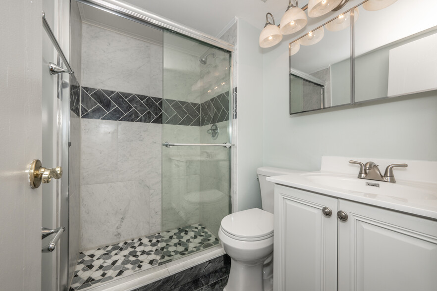 Master bathroom - 7752 Montgomery Rd