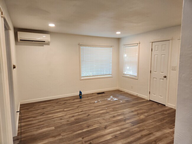 Building Photo - Levens St Duplex