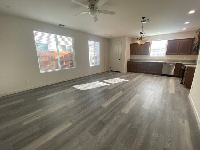 Building Photo - Gorgous 3 Bedroom 2.5 Bath Home in Gated Winding Meadow Village