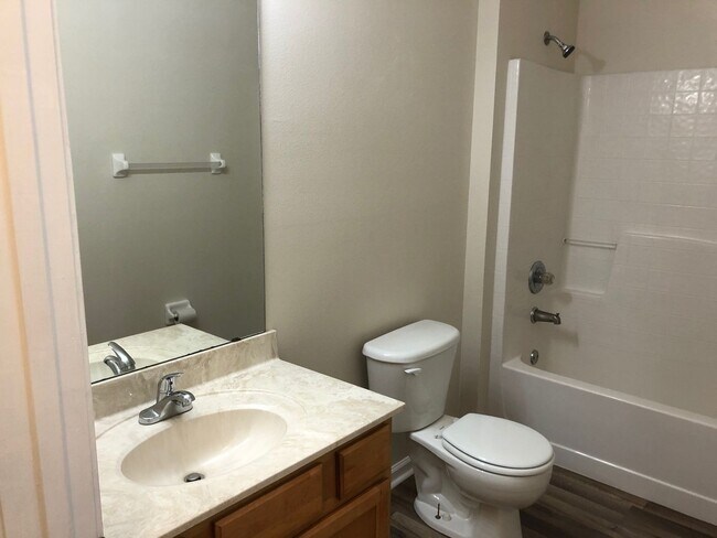 Building Photo - Large 5 Bedroom, 3 Bathroom Single Family Home