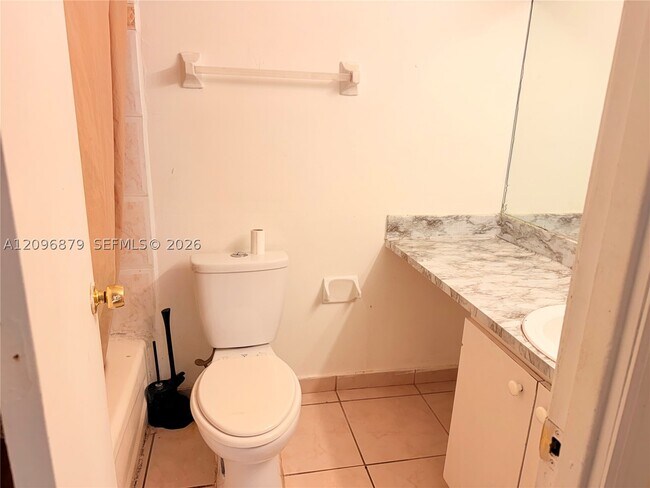 Building Photo - 606 W 81st St