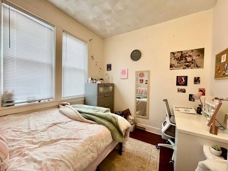 Building Photo - 3345 Parkview Ave