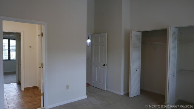 Building Photo - 227 City View Dr