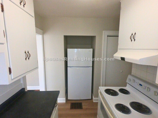 Building Photo - 1427 N Gladstone Ave