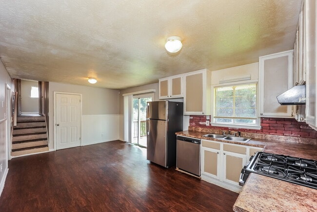 Building Photo - 3840 Benchmark Dr