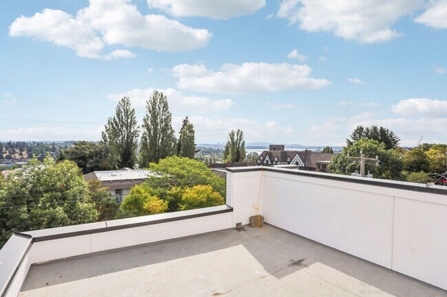 Building Photo - Spacious Townhome – Husky now leasing!