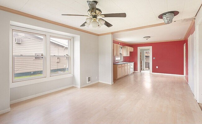 Building Photo - 208 B St