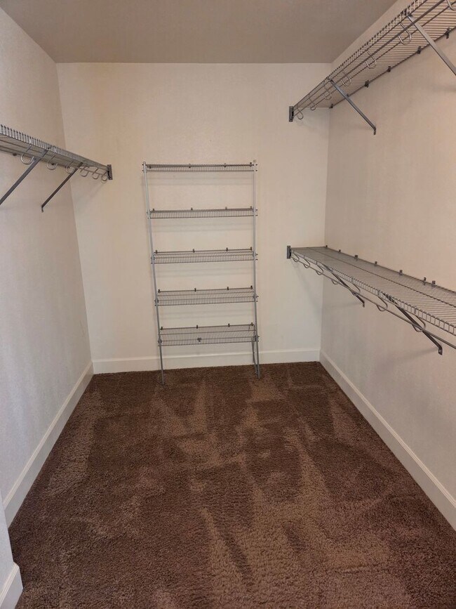 Building Photo - 2 story townhome close to trails! MOVIE IN SPECIAL