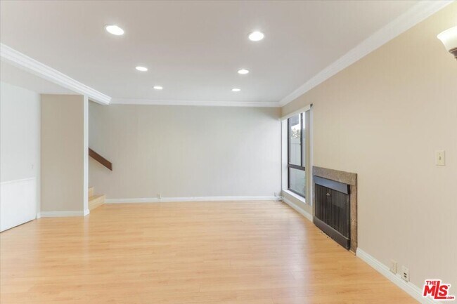 Building Photo - 449 W Duarte Rd