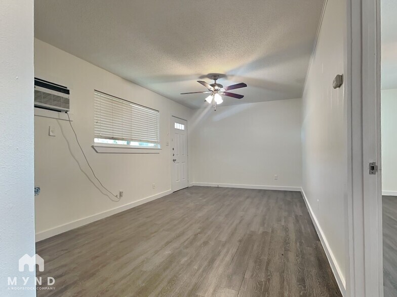 Building Photo - 1604 Parker Ln