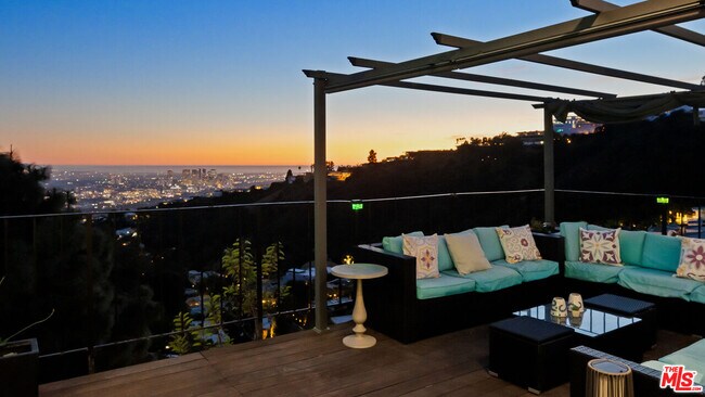 Building Photo - 2001 Sunset Plaza Dr