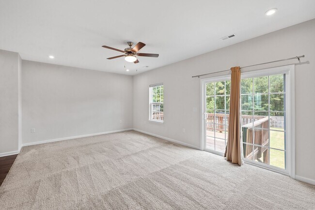 Building Photo - **End Unit 3/3 Townhome in Great Location**