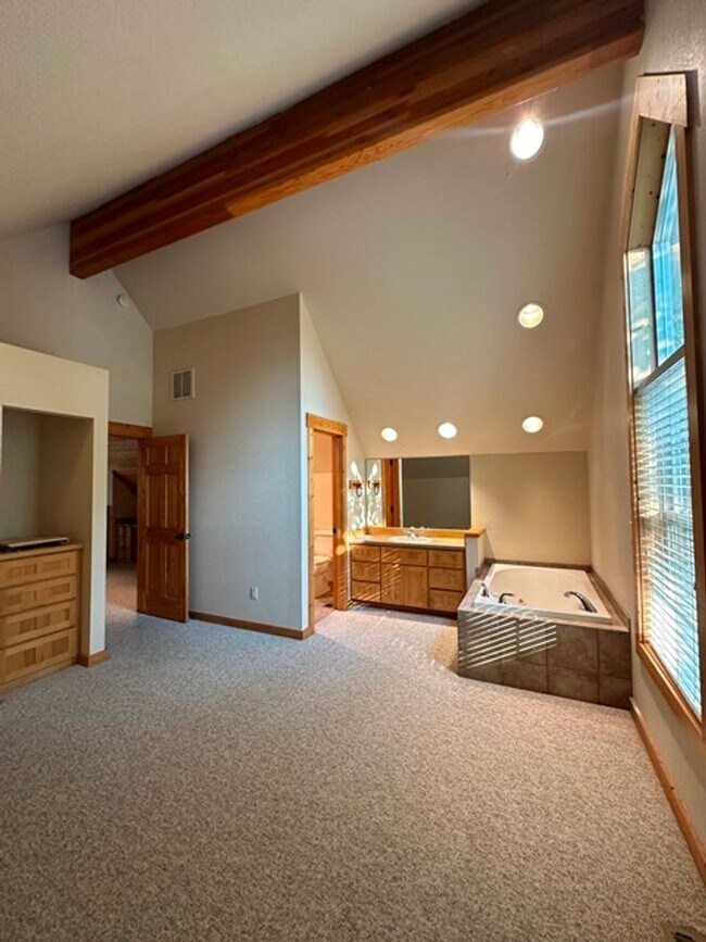 Building Photo - Chalet in the Running Y