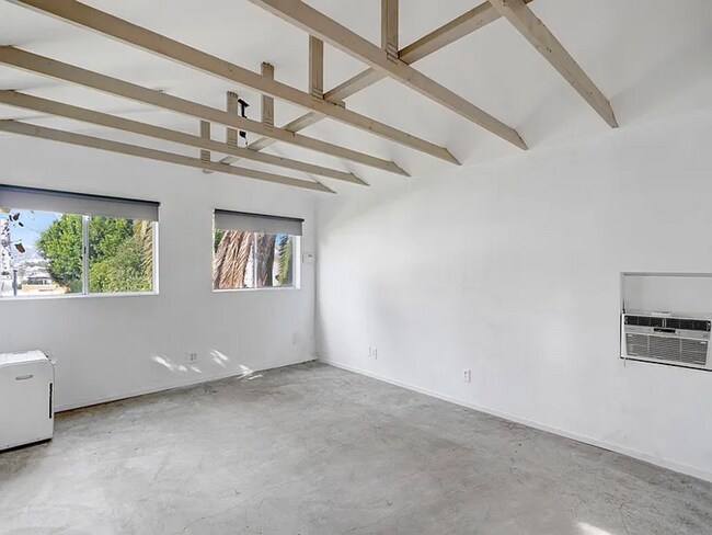 Building Photo - 1044 Manzanita St