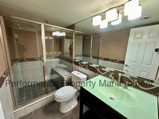 Building Photo - Stunning 4 Bed/3 Bath Home in The Oaks!