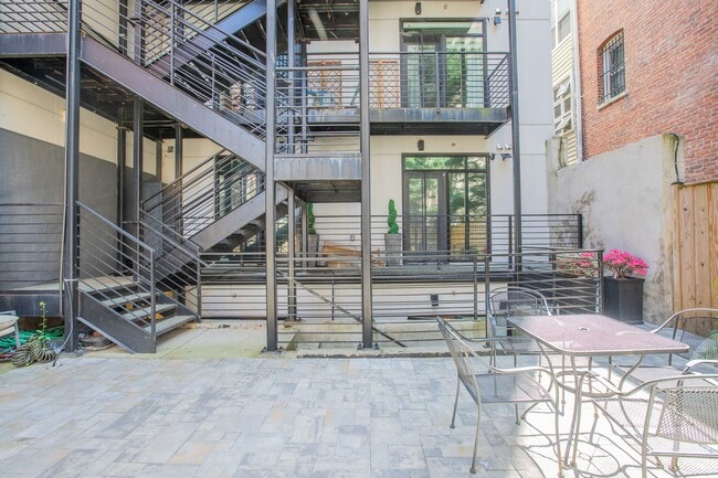 Building Photo - Stunning 2 BR/2 BA Condo in Lanier Heights!