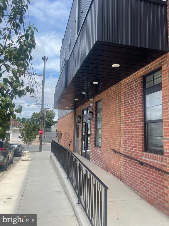 Building Photo - 5830 Henry Ave