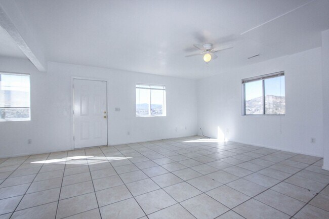 Building Photo - 1950 Emerald Dr