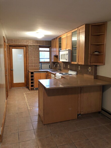 Stone countertops, new appliances, gourmet, built in freezer and fridge - 608 1/2 Acker Place NE