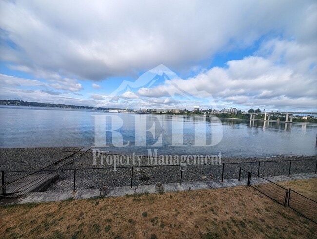 Building Photo - 305/307 Shore