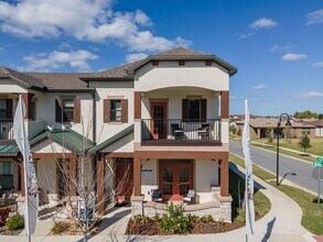 Building Photo - 3/2.5 Beautiful Model Townhome with Screened Courtyard & 2 Car Garage