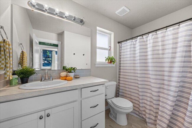 Building Photo - Perfect Location 3 Bed 2 Bath Home with SO...