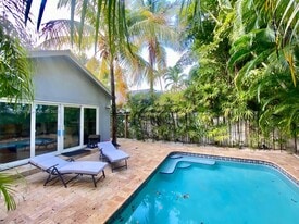 Building Photo - 2558 Trapp Ave