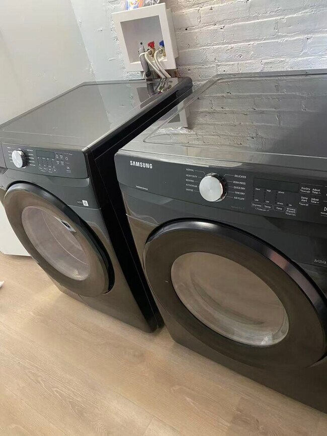 Building Photo - 2821 S Emerald Ave