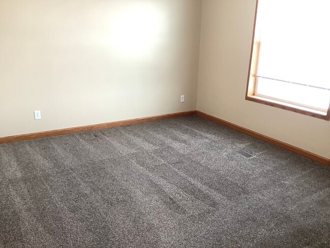 Building Photo - 3 bed, 2 bath Single Family Home