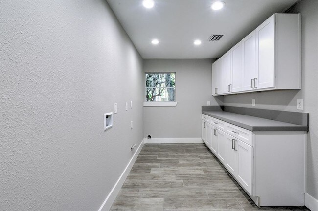 Building Photo - 915 Brook Forest Dr