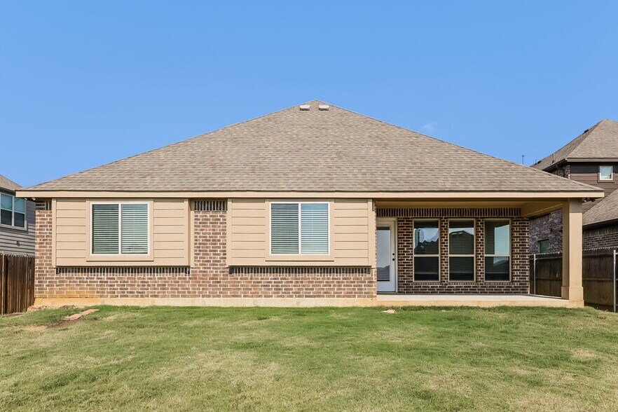 Building Photo - 1024 English Oak Dr