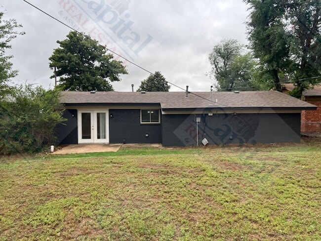 Building Photo - Spacious 3 Bedroom