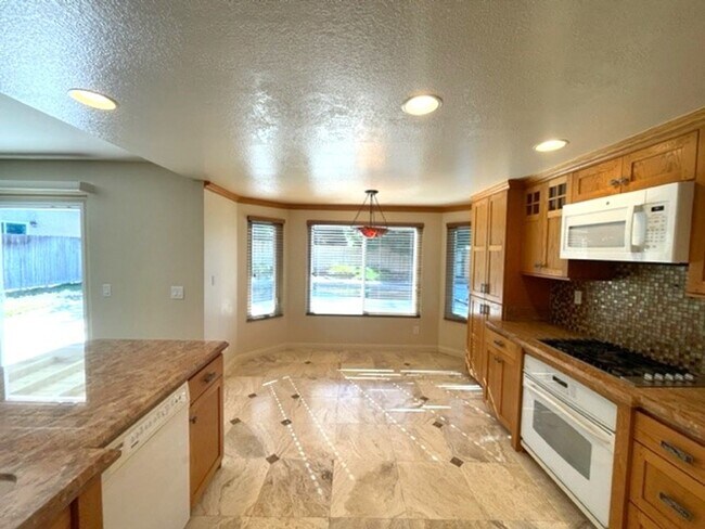 Building Photo - Gorgeous Bonita  home with a pool