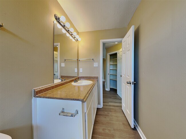 Building Photo - 22806 Tara Way Dr