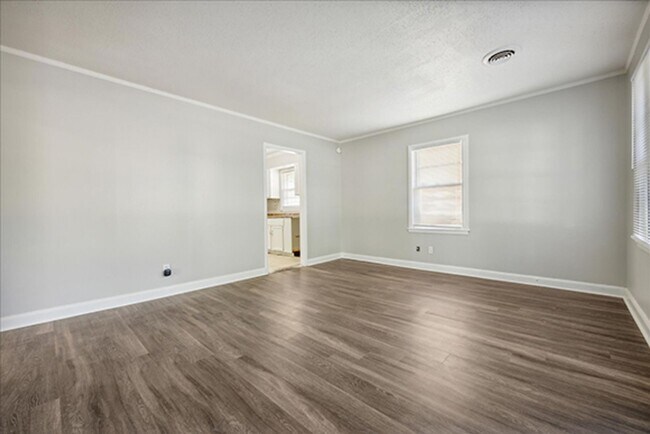 Building Photo - 2048 Whitney Ave