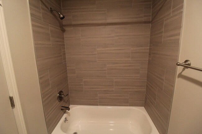 Building Photo - Updated 2 BEDROOM 1.5 BATH DUPLEX