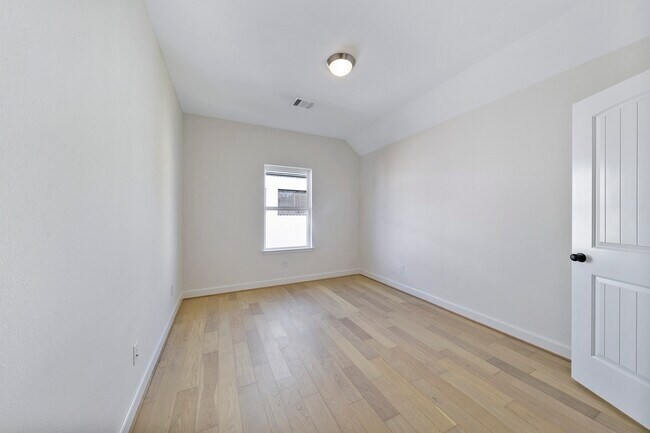 Building Photo - 946 Judiway St