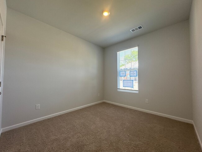 Building Photo - Beautiful 3BR Townhome in Prime Lebanon Location
