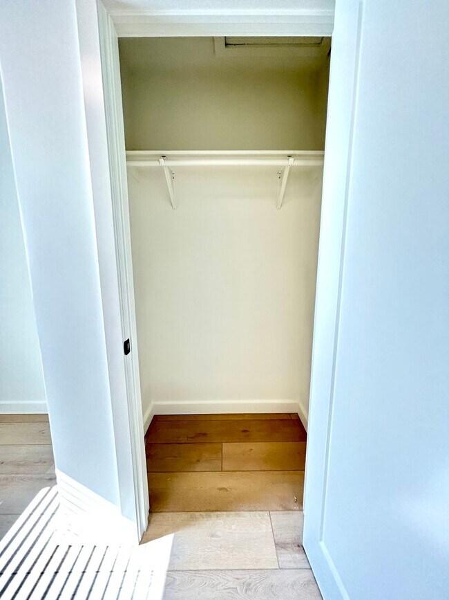 Building Photo - 3 Bed/1 Bath - Downtown Santa Barbara