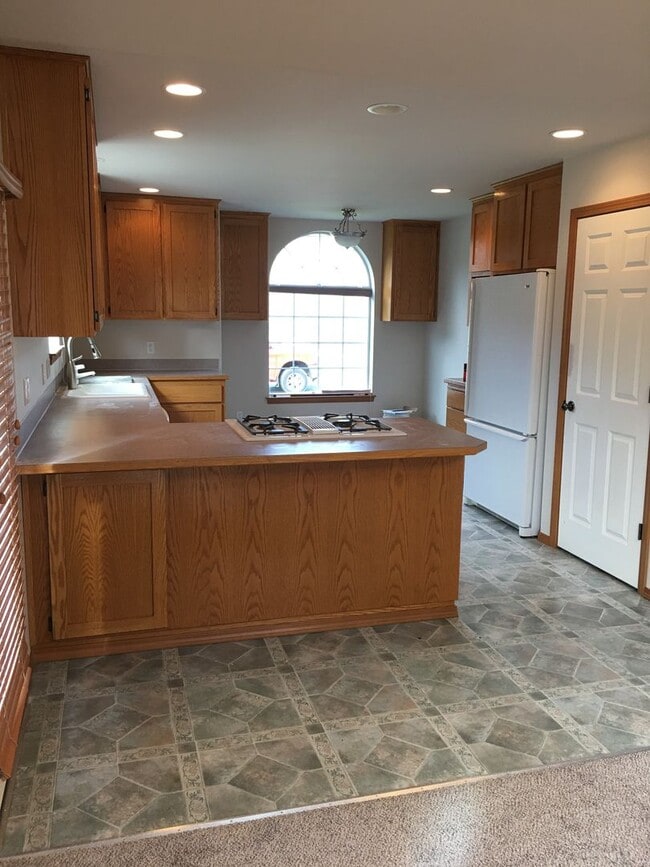 Building Photo - Large 4 bedroom house that is Pet Friendly!