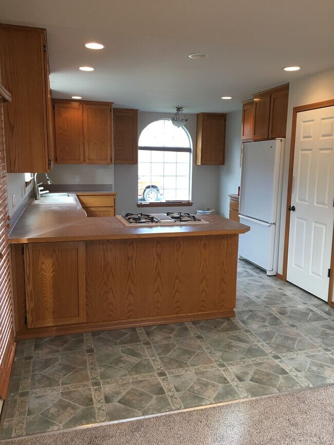 Building Photo - ***PENDING APPLICATIONS***Large 4 bedroom house that is Pet Friendly!