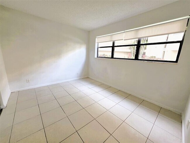 Building Photo - 2320 S Cypress Bend Dr