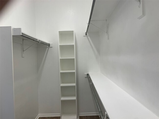 Building Photo - 4725 Park Bend Dr