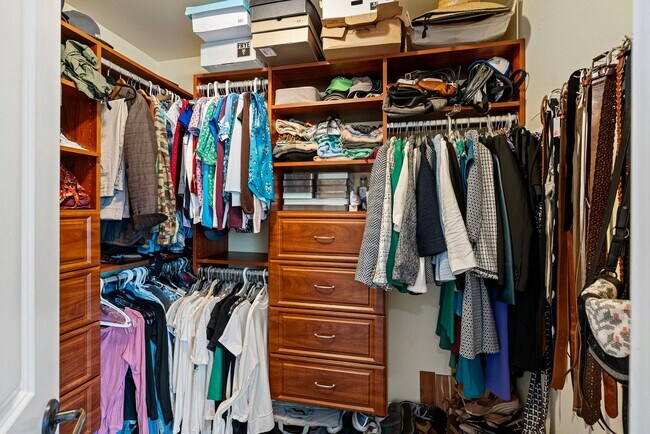 Building Photo - Custom Craftsman Estate on 1.5+ Sun-drenched Acres