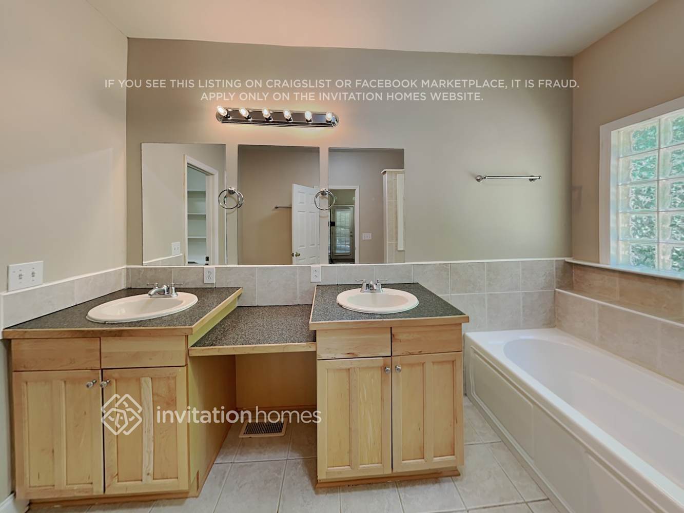 Building Photo - 2611 Meadow Ln