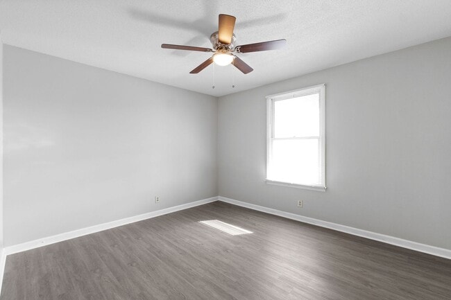 Building Photo - 144 Darlene Dr